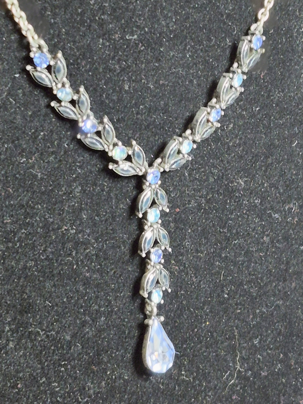 NIB Vintage 2006 Avon Midnight Blue Crystal Vine Necklace Set